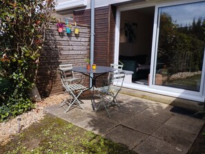 Outdoor dining - Walking distance to the beach and shops. In the peace and greenery! (Saint-Nazaire)