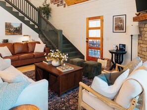 Smart TV, chimenea, videojuegos, mesa de ping pong