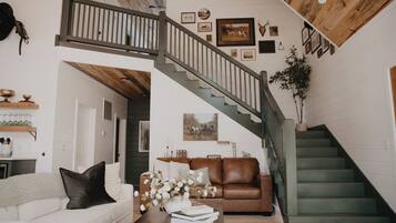 TV connectée, cheminée, jeux vidéo, table de tennis de table