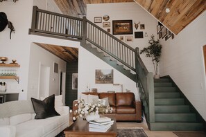 Smart TV, fireplace, video games, table tennis - Build-Your-Own Mini Golf, Pool, Sauna, Games Galore - The Bitmore (Broken Bow)