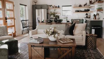 TV connectée, cheminée, jeux vidéo, table de tennis de table