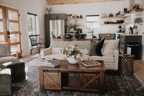 Smart TV, fireplace, video games, table tennis - Build-Your-Own Mini Golf, Pool, Sauna, Games Galore - The Bitmore (Broken Bow)