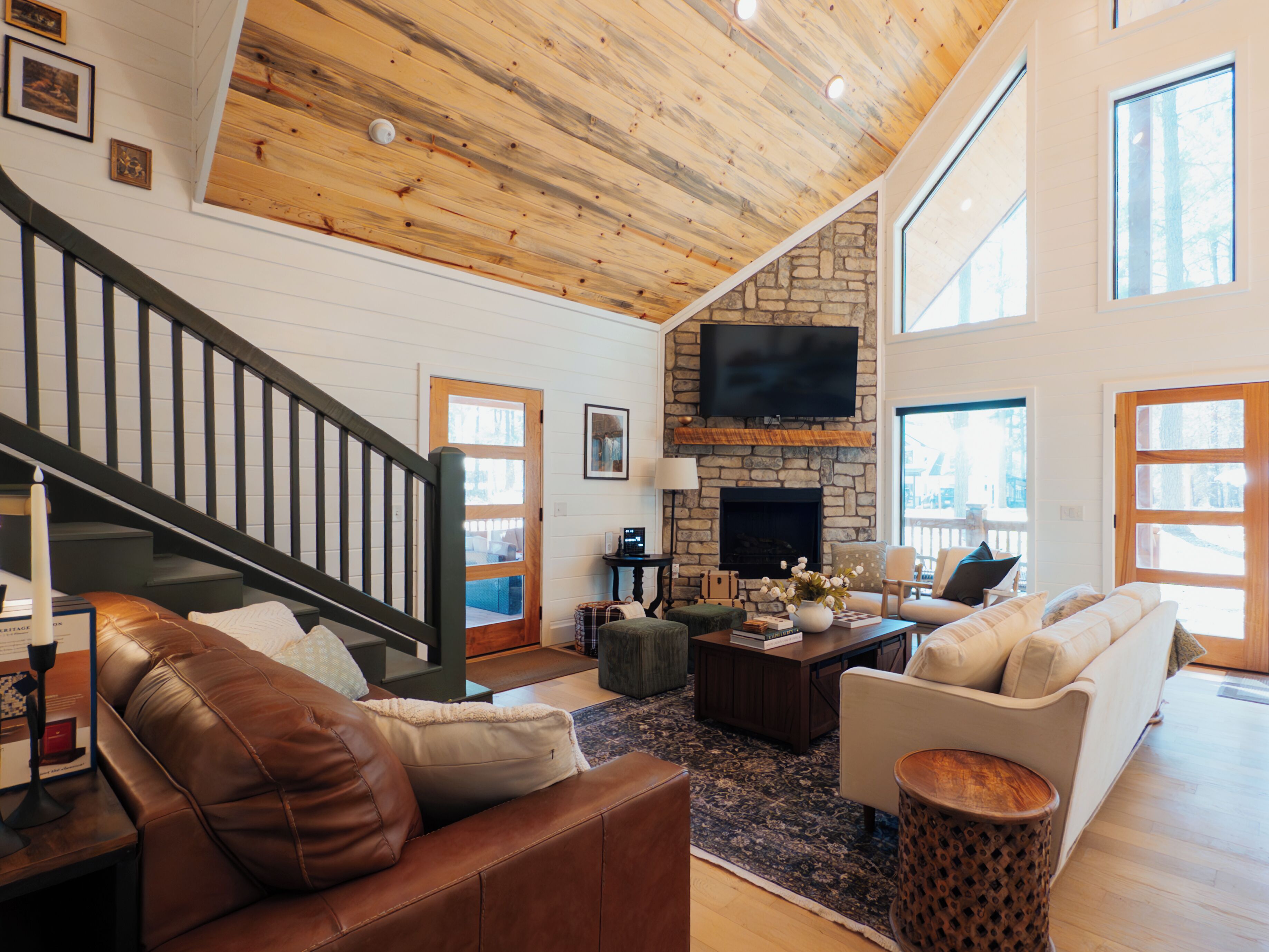 TV connectée, cheminée, jeux vidéo, table de tennis de table