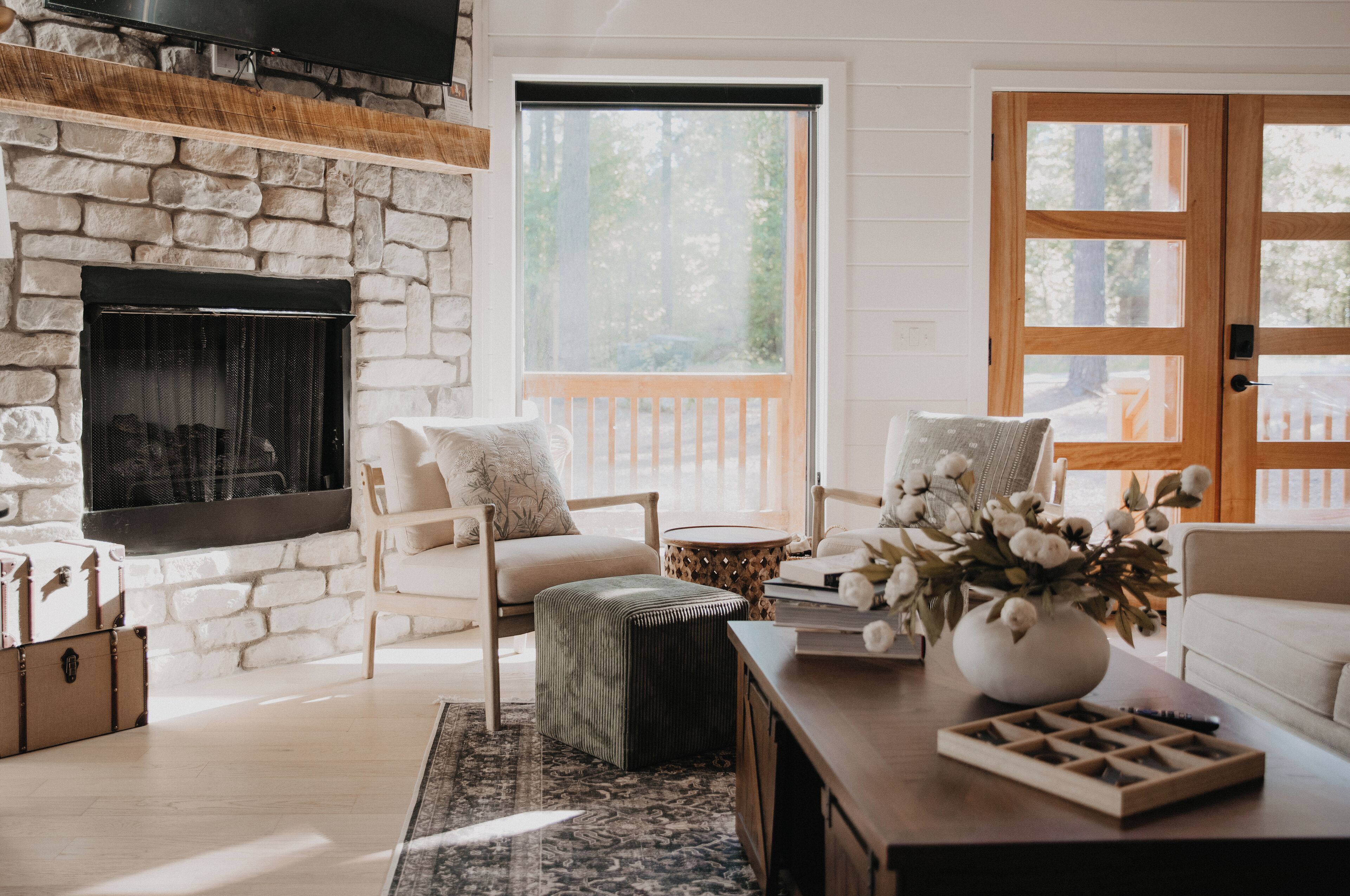 Smart TV, lareira, videogames, mesa de pingue-pongue