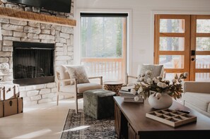 Smart TV, fireplace, video games, table tennis - Build-Your-Own Mini Golf, Pool, Sauna, Games Galore - The Bitmore (Broken Bow)