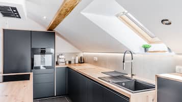 Fridge, oven, stovetop, dishwasher