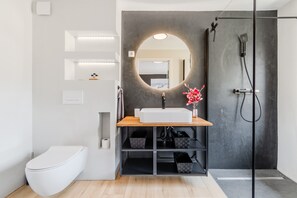 Een douche, een haardroger, handdoeken