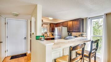 Microwave, dishwasher, coffee/tea maker, toaster