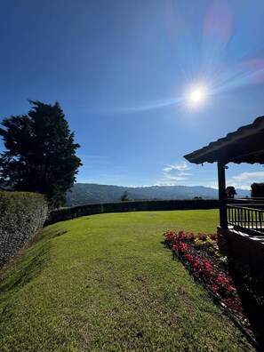 Property grounds - Spacious 3-bdr Colonial property in Guarne-20 min from airport Jose Maria Cordv (Guarne)