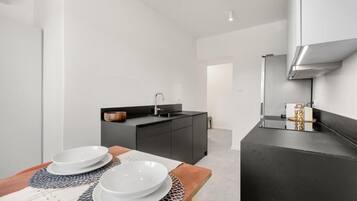 Fridge, oven, dishwasher, coffee/tea maker