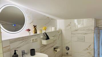 Shower, hair dryer, towels