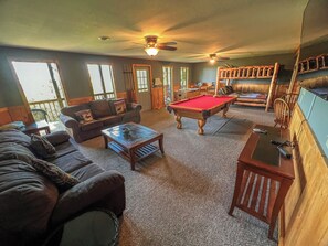 Smart-TV, Kamin, Videospiele, Tischfußball