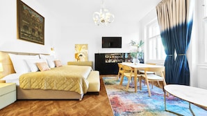 Une chambre moderne avec un lit, une table de chevet, une lampe et une grande fenêtre avec des rideaux.