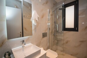 Ducha, secador de pelo, toallas y jabón