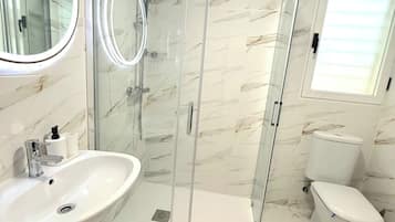 Apartment | Bathroom | Shower, hair dryer, towels