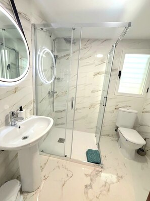 Apartemen | Kamar mandi | Shower, pengering rambut,  dan handuk