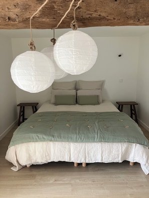 4 bedrooms, iron/ironing board, travel crib, free WiFi - At the edge of the forest, a large gîte for families and friends. (Iffendic)