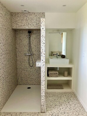 Dusche, umweltfreundliche Kosmetikartikel, Haartrockner, Handtücher