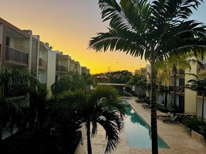 Pool - Quite 1-bedroom with beautiful pool views, fitness room, WiFi (Playa del Carmen)