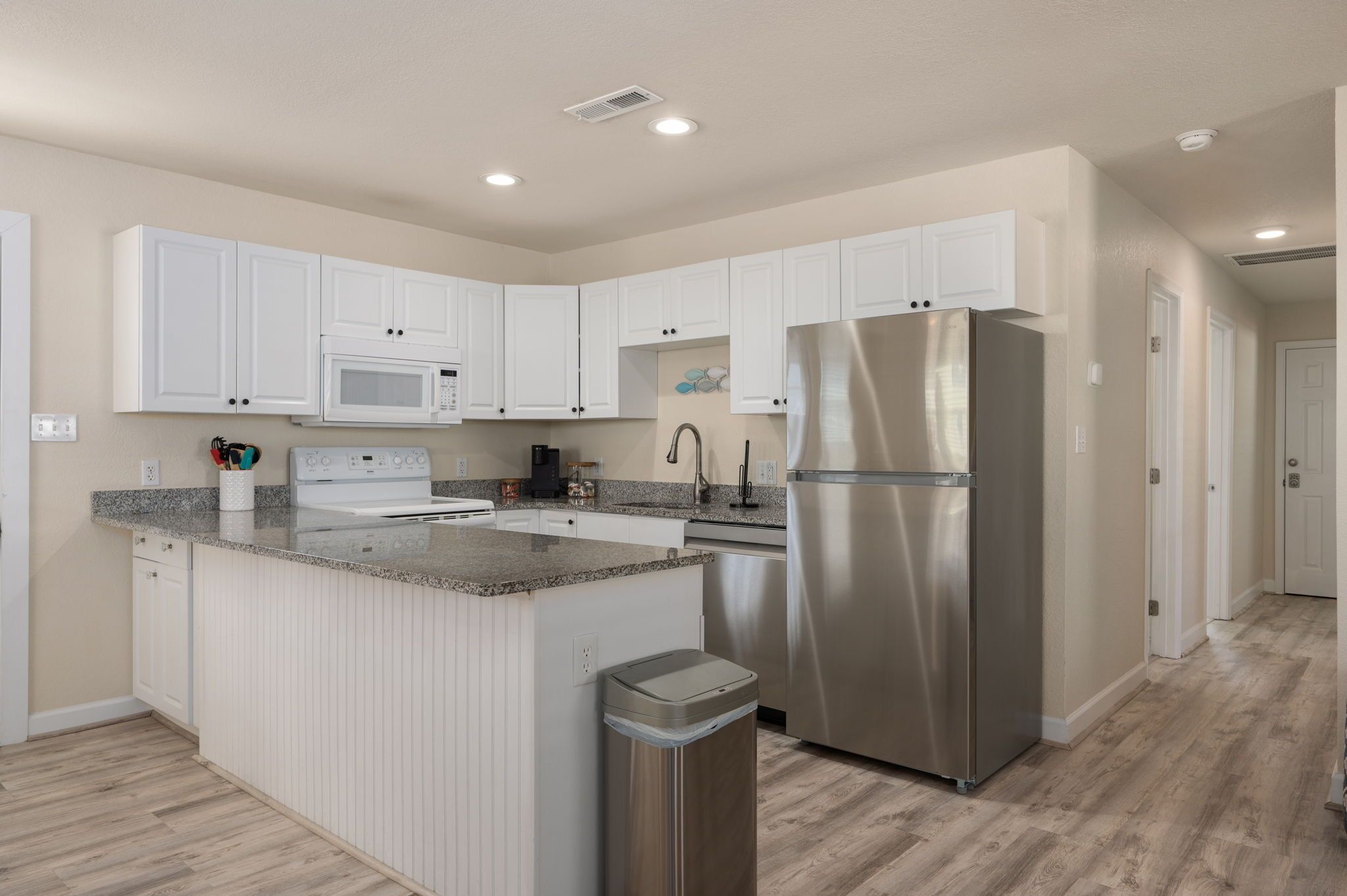 冷蔵庫、電子レンジ、オーブン、コンロ