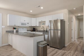 Een koelkast, een microgolfoven, een oven, een kookplaat