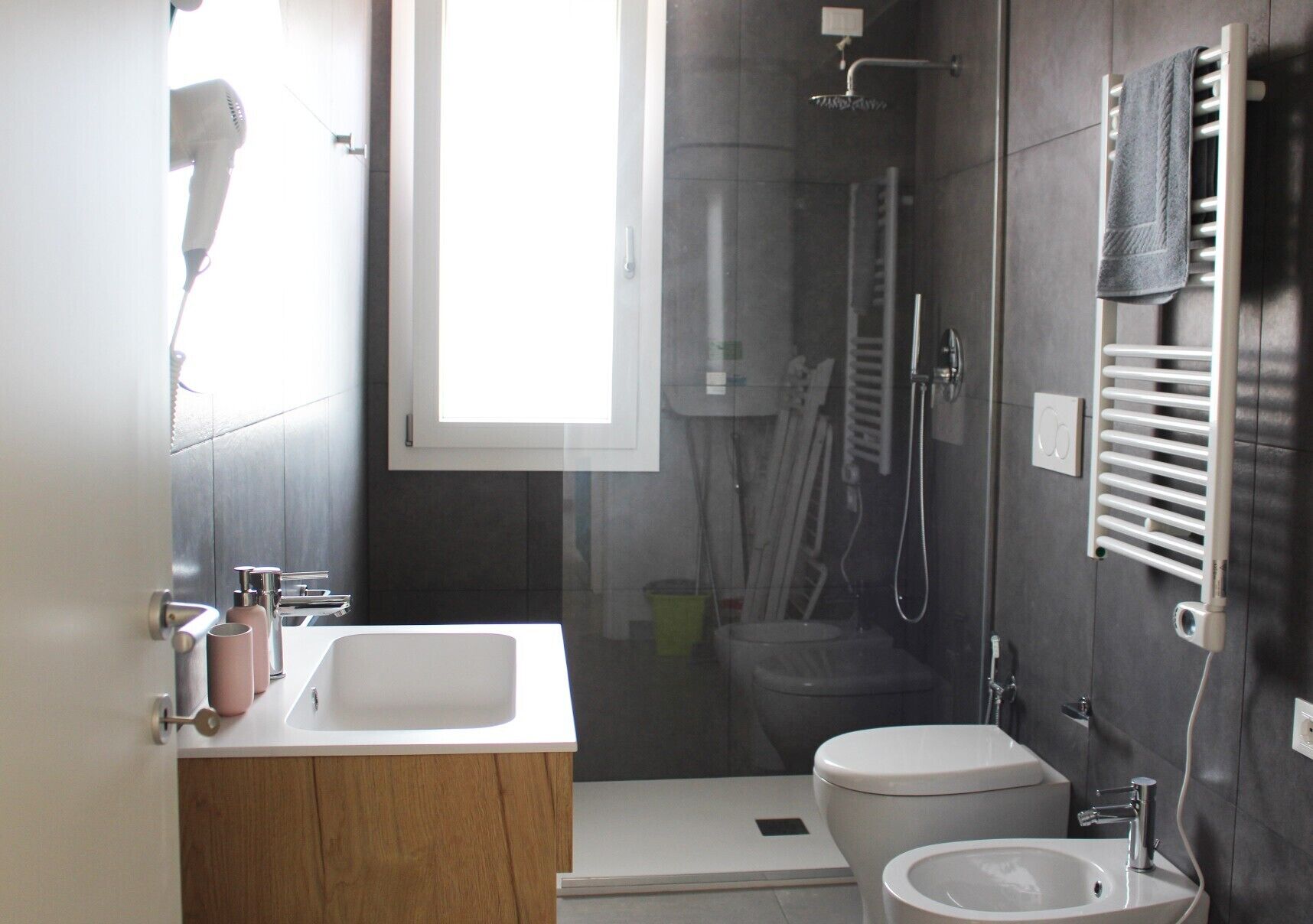 Ein modernes Badezimmer mit Dusche, Toilette und Waschbecken.