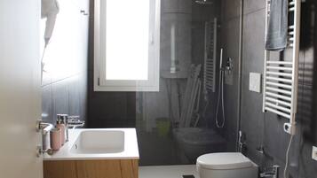 Ein modernes Badezimmer mit Dusche, Toilette und Waschbecken.