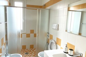 Shower, hair dryer, bidet - Dainese Apartments, Casa Ester (jesolo lido)