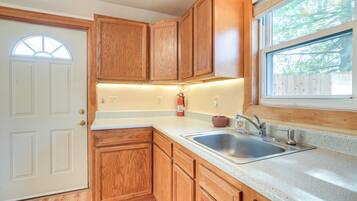 Réfrigérateur, micro-ondes, plaque de cuisson, cafetière/bouilloire