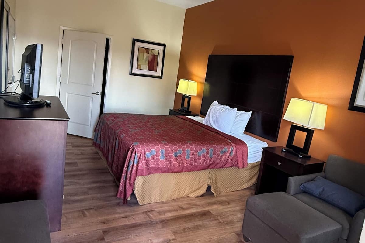 Standard Single Room | Desk, laptop workspace, blackout curtains, iron/ironing board
