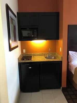 Mini-fridge, microwave - Executive Inn & Suites (Pittsburg)