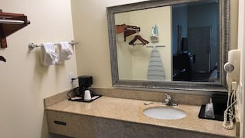 Escritorio, espacio para trabajar con laptop y cortinas blackout