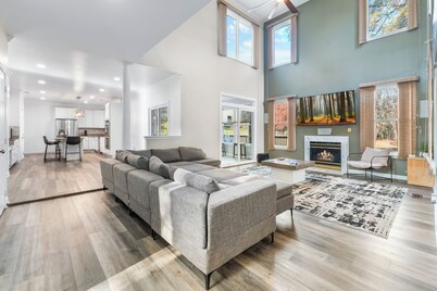 Luxury modern mansion/Cabin Near Washington DC-on over 4 Acres of private land.