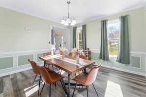 Dining - Luxury modern mansion/Cabin Near Washington DC-on over 4 Acres  of private land. (Upper Marlboro)
