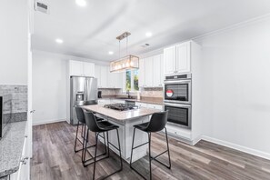 Private kitchen - Luxury modern mansion/Cabin Near Washington DC-on over 4 Acres  of private land. (Upper Marlboro)