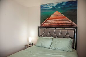 4 habitaciones, tabla de planchar con plancha, wifi y ropa de cama