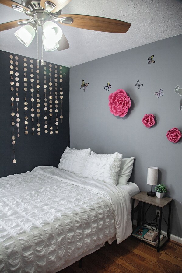 4 bedrooms, iron/ironing board, WiFi, bed sheets