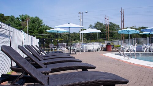 Charming 2-bedroom resort with AC, WiFi in tranquil Falmouth