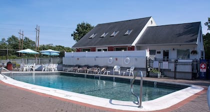 Charming 2-bedroom resort with AC, WiFi in tranquil Falmouth