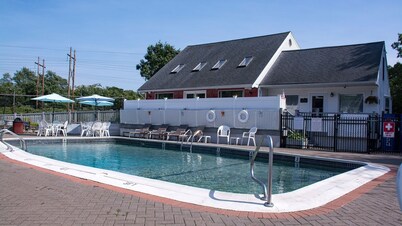 Charming 2-bedroom resort with AC, WiFi in tranquil Falmouth