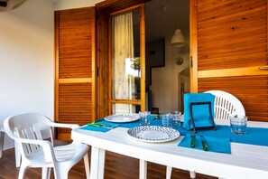Apartment, 3 Bedrooms, Balcony, Garden View | Dining room