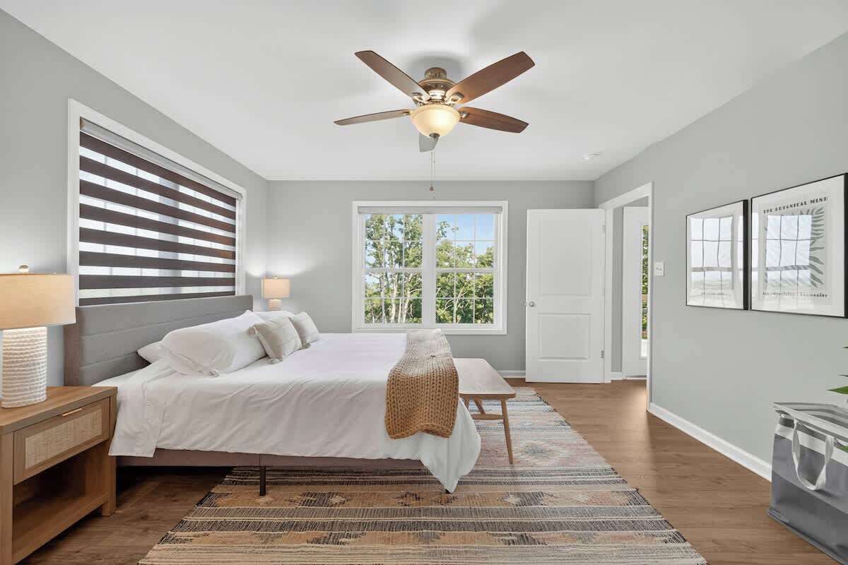 4 bedrooms, desk, iron/ironing board, travel crib