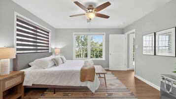 4 bedrooms, desk, iron/ironing board, travel crib