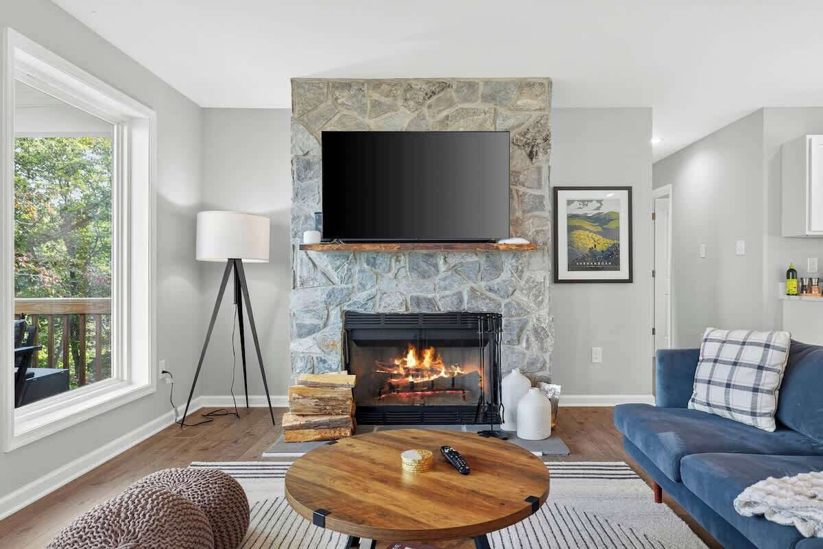 Smart TV, chimenea y oficina 