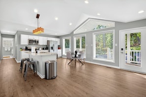 Fridge, microwave, oven, stovetop - The Apple Mountain House (Front Royal)