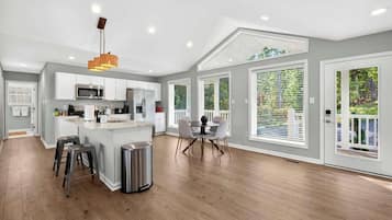 Réfrigérateur, four à micro-ondes, un four, surface de cuisson