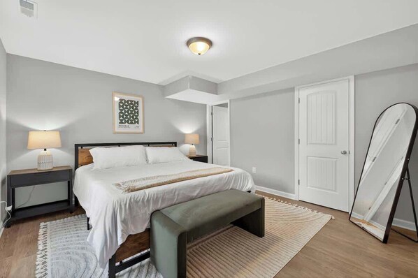 4 habitaciones, escritorio y tabla de planchar con plancha 