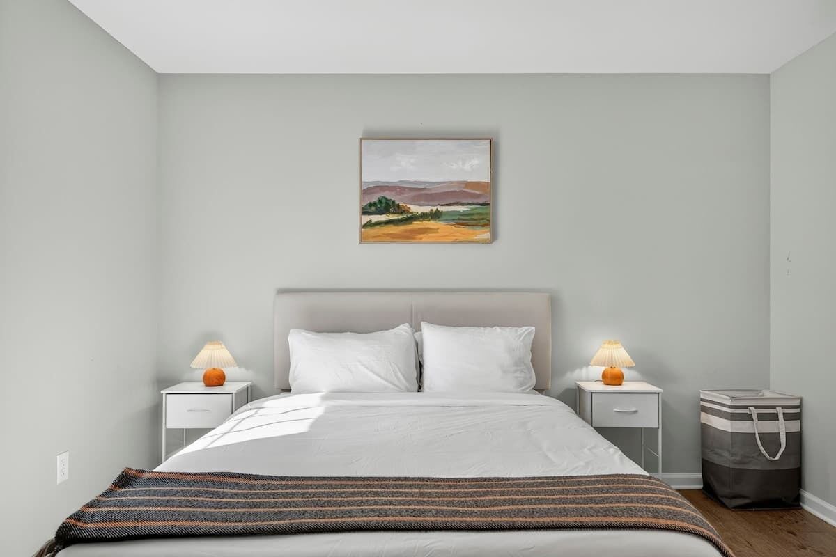 4 habitaciones, escritorio y tabla de planchar con plancha 