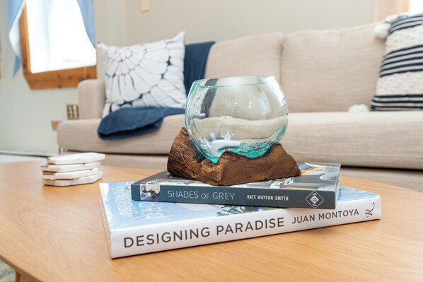 Una televisión, una chimenea