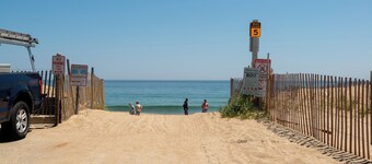 Cozy Coastal Cove. 2-bedroom apartment with WiFi, AC in peaceful Salisbury